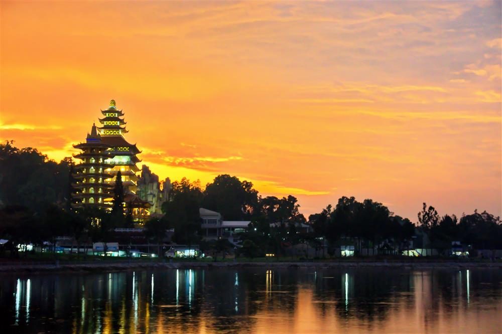 Quang cảnh núi Cấm khi lên đèn.